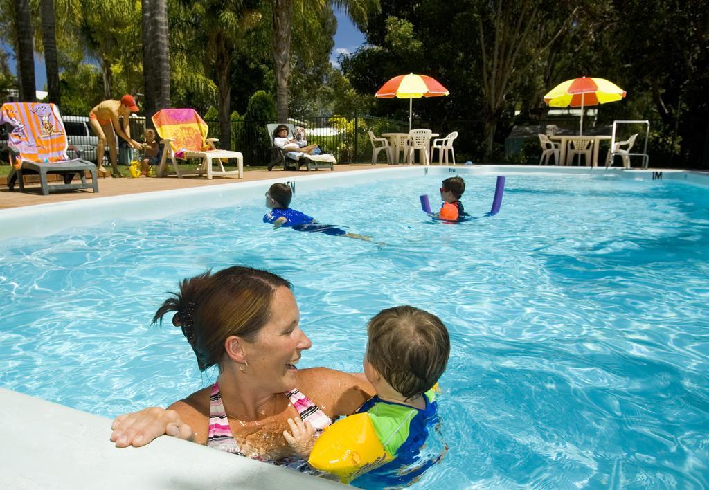 Acclaim Kingsway Tourist Park Hotel Madeley Екстериор снимка