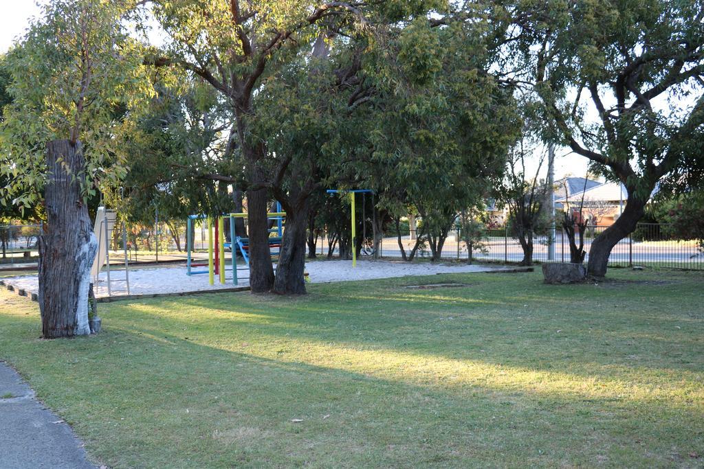 Acclaim Kingsway Tourist Park Hotel Madeley Екстериор снимка