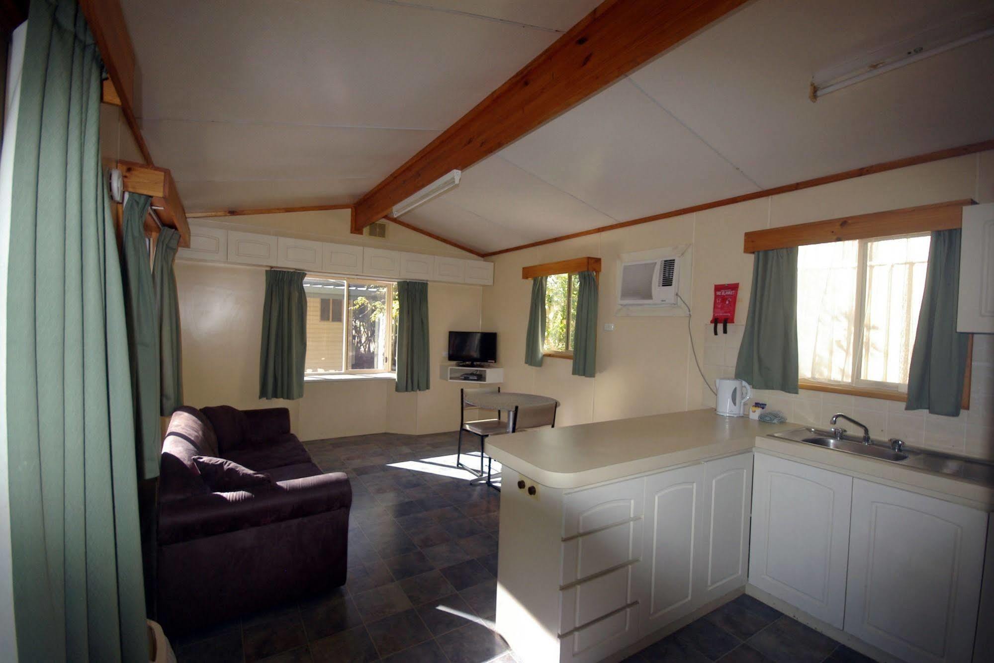 Acclaim Kingsway Tourist Park Hotel Madeley Екстериор снимка