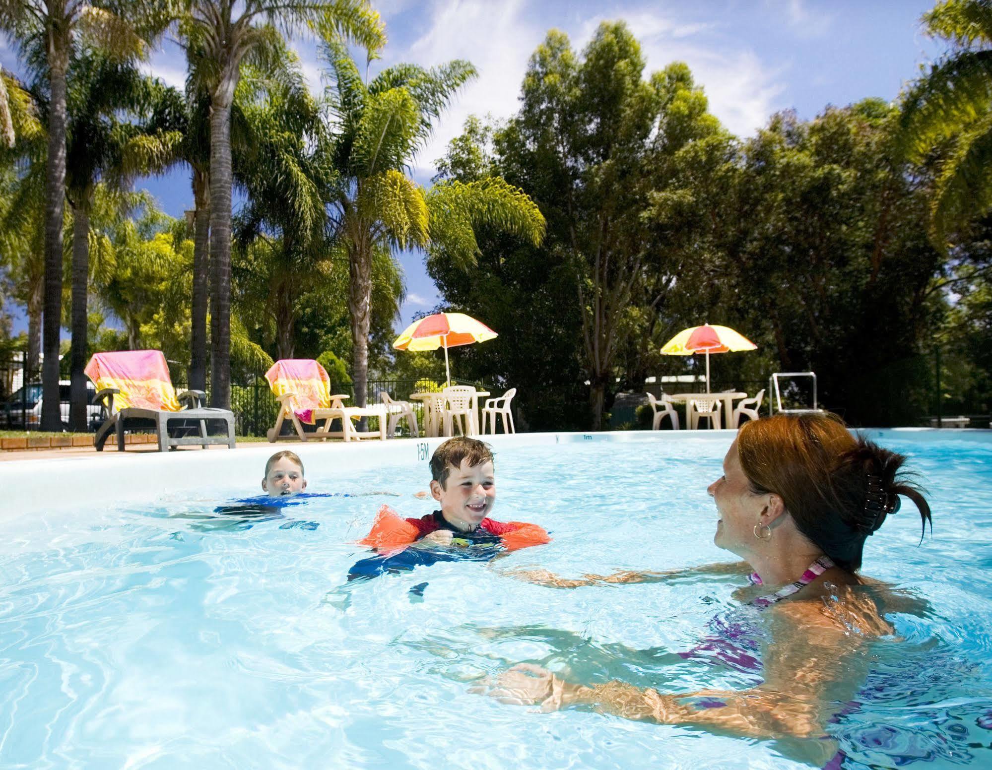 Acclaim Kingsway Tourist Park Hotel Madeley Екстериор снимка